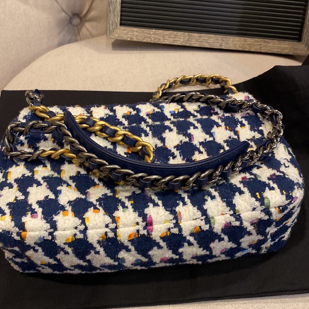 CHANEL Navy White Multicolor Houndstooth Tweed Shoulder Bag with Gold Hardware - Picture 13 of 15